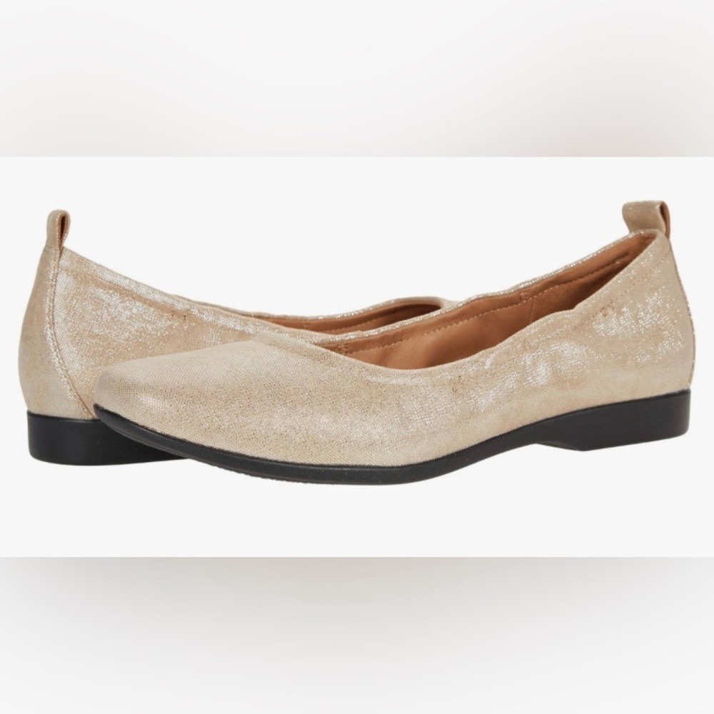 Clarks Gold Metallic Un Darcey Vibe Leather Ballet Flat in Size 10